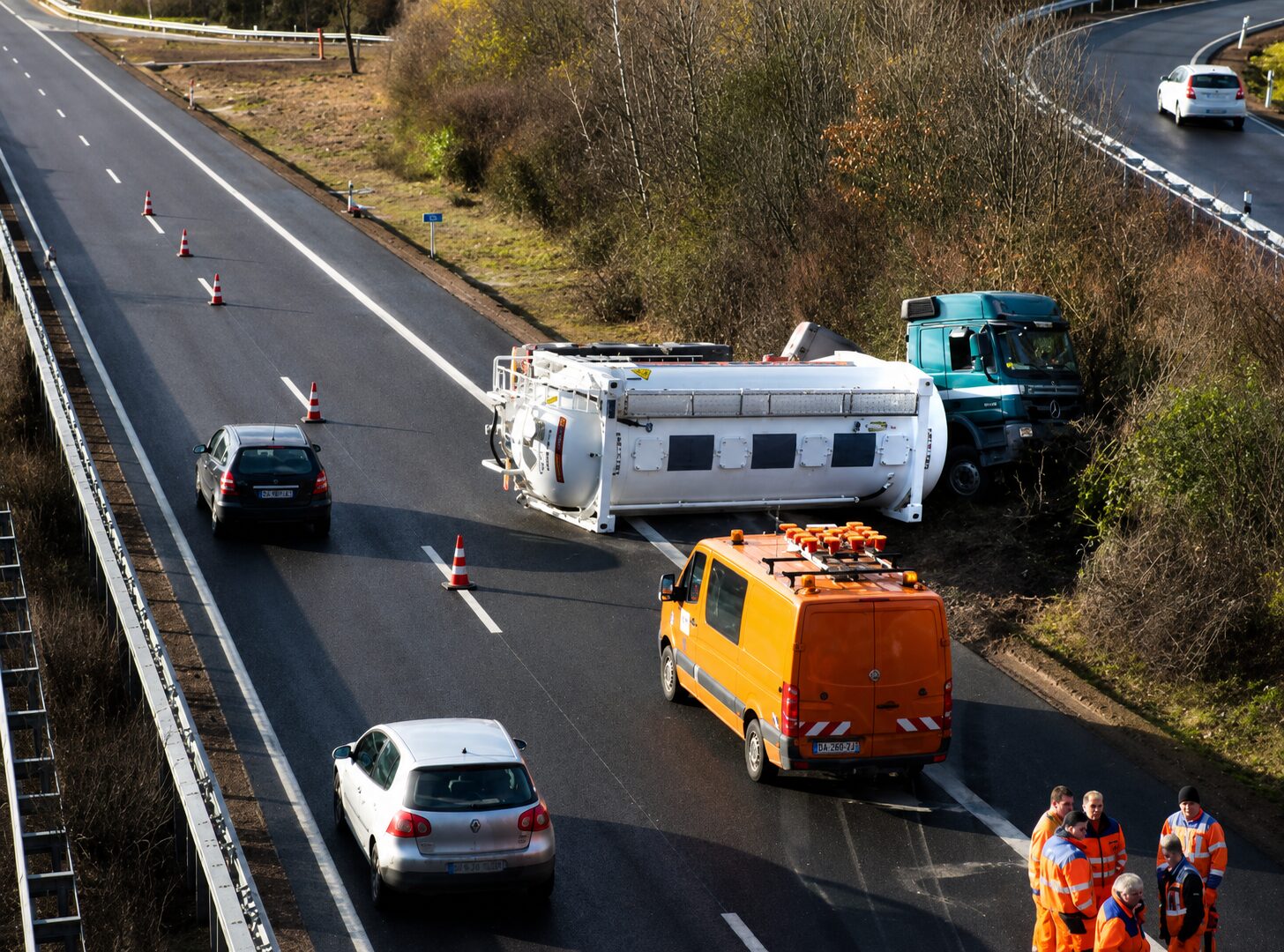 Tanklastunfall auf der A63 – umgekippter Tanklastwagen mit Einsatzkräften